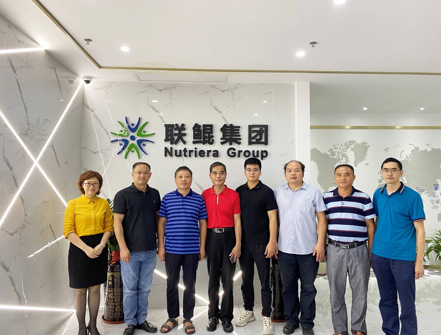 El profesor Hu Yi, director del Departamento de Pesca de la Universidad Agrícola de Hunan, y su delegación visitaron el Grupo Nutriera